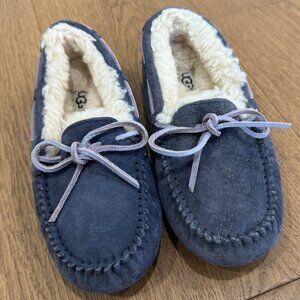 SOLD - EUC UGG Dakota Ladies Slippers - Size 5 - Blue & Lavender‎
